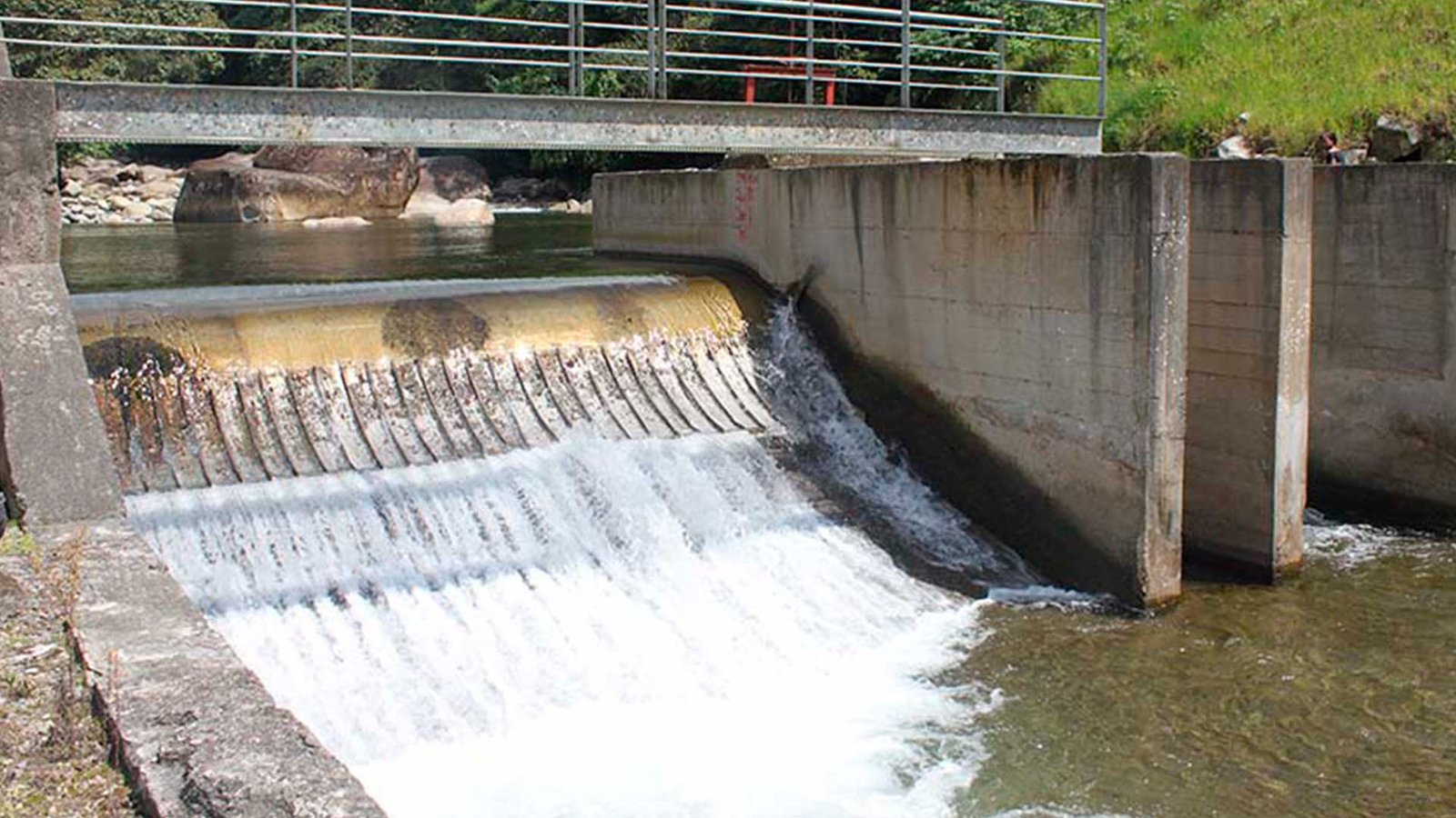 persona realizando pruebas en planta complementaria de tratamiento de aguas residuales - ver detalles de la planta