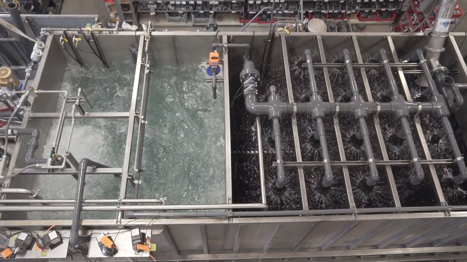 persona realizando pruebas en planta complementaria de tratamiento de aguas residuales - ver detalles de la planta